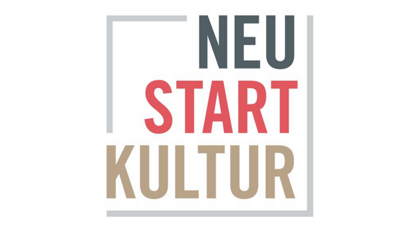 Ein Logo. Auf ihm steht in Großbuchstaben NEU START KULTUR.