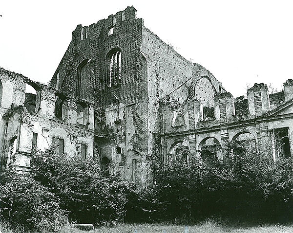 Eine Schwarz-Weiß-Aufnahme von einem teilweise eingestürzten Gebäudeteil.