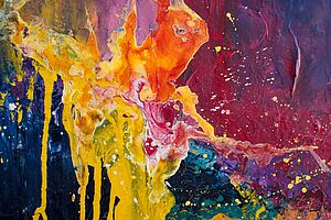 Ein abstraktes Gemälde, in dem Farben in den Tönen rot, gelb, blau, grün und orange ineinanderlaufen.