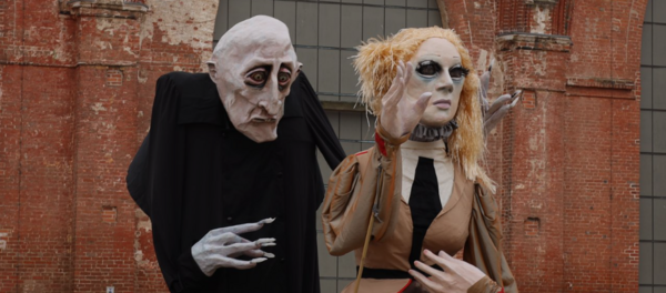 Nosferatu und eine Frau als Großfiguren vor einer Mauer