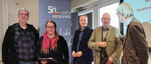 Vier Männer und eine Frau stehen in der Collage nebeneinander. Es sind die Ausgezeichneten, ihre Laudatoren und der Geschäftsführer der Stiftung Mecklenburg. 