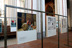 Drei Bilder im Dom. Auf dem ersten zu sehen: Günther Uecker mit der Fotografin Anna Lenz.
