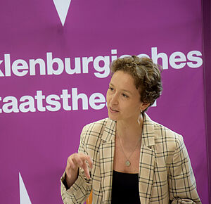 Xenia Wiest spricht.