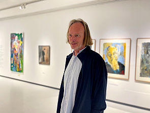 Jörg-Uwe Neumann in einem der Ausstellungsräume.