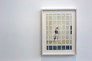 Eine Person ist von hinten in einem Museum zu sehen.