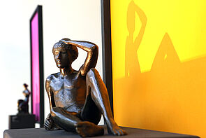 Eine Skulptur wird beleuchtet.