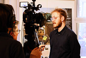 Ein TV-Interview mit einem Studenten.