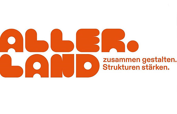 Das Logo zum Programm. Darauf steht in großen, roten Buchstaben „Aller.Land“ und kleiner daneben „Zusammen gestalten. Strukturen stärken“.