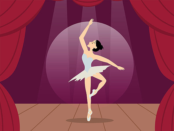 Eine Frau steht auf einer Bühne. Die Frau steht auf Zehenspitzen. Die Frau tanzt.