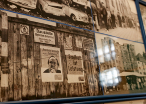 Eine Collage. Auf den Bildern zu sehen: Szenen aus der DDR.