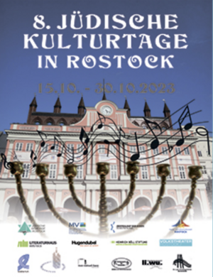  Das Plakat zu den Jüdischen Kulturtagen. Zu sehen ist der Menora, der siebenarmige Leuchter, vor dem Rostocker Rathaus