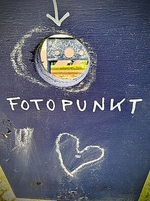 Ein Guckloch in einem Kunstwerk.