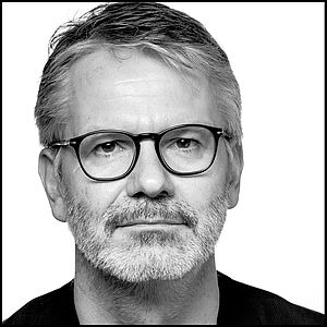 Ein Schwarz-Weiß-Porträt von Durs Grünbein.