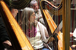 Eine Musikerin spielt Harfe.