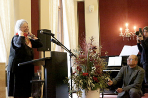 Eine Frau am Pult. Sie hält eine Rede. Die Frau ist Helga Schubert.