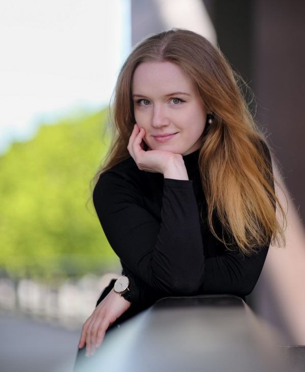 Porträt einer jungen Frau im schwarzen Pullover