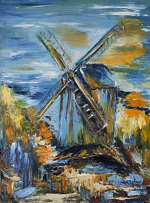 Eine Windmühle vor blauem Himmel. 