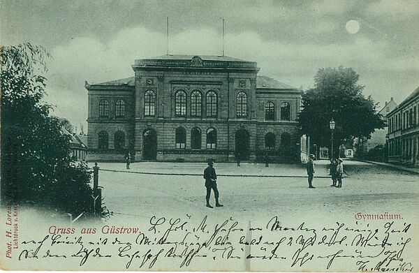 Eine Ansichtskarte aus dem Jahr 1899. Sie zeigt das Gymnasium in Gystrow.