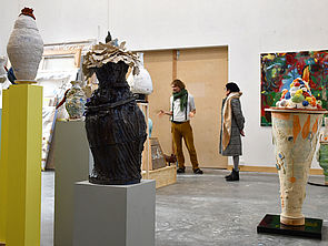 Blick in seinen Ausstellungsraum mit einigen Skulpturen auf Podesten.