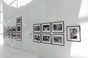 Ein Blick in die Ausstellung. An der Wand hängen Bilder von mehr als 30 Fotografinnen und Fotografen.