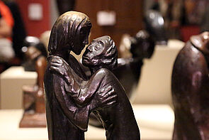 Ein Kunstwerk von Ernst Barlach. Zwei Figuren halten sich fest.