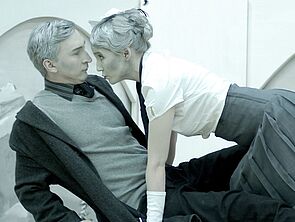 Das Foto zeigt eine Frau, die auf einem Mann kniet.