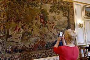 Ministerpräsidentin Manuela Schwesig fotografiert mit dem Handy.