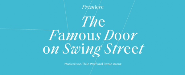 Die Ankündigung für das Musical „The Famous Door On Swing Street“. In weißer Schrift auf türkisem Hintergrund.