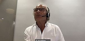 Porträt von Dr. Jan Hofmann aus der digitalen Gesprächsrunde. Er trägt ein Headset.