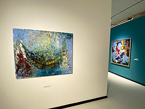 Zwei Bilder im Ausstellungsraum.