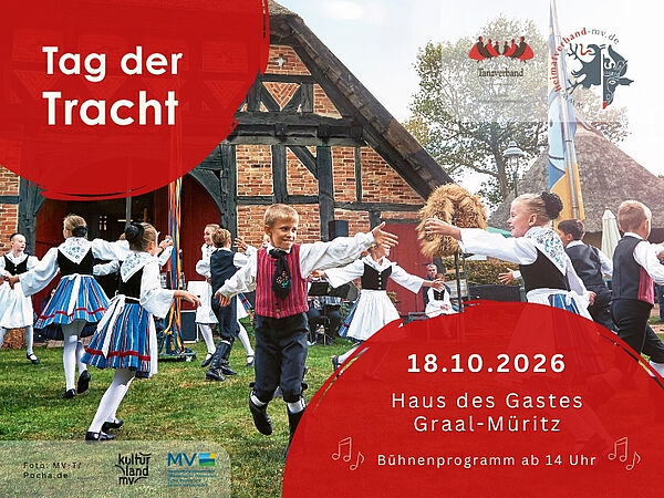 Kinder in Tracht tanzen zusammen.