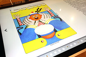 Auf diesem Bild sind zwei Hände um den Hals einer Figur gelegt.