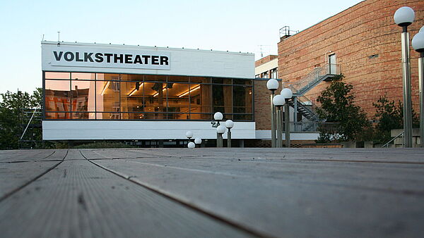 Volkstheater Rostock Die Außenfassade des Volkstheaters