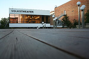 Die Außenfassade vom Volkstheater