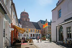 Alte Häuser an einer Straße.
