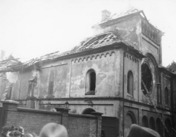 Ein Schwarz-Weiß-Bild zeigt eine zerstörte Synagoge.