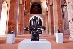 Der Ausstellungsraum aus Backsteinen.