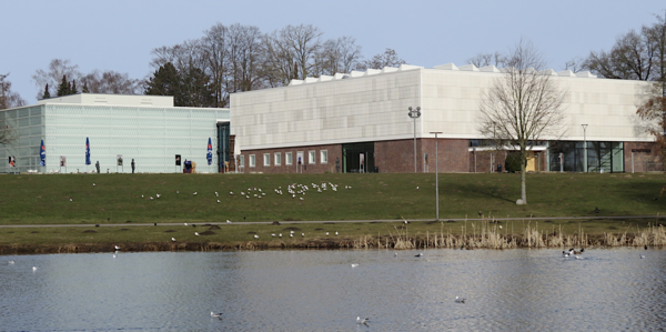 Blick übers Wasser auf die Rostocker Kunsthalle.