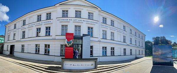 Das Pommersche Landesmuseum an einem sonnigen Tag in Greifswald.