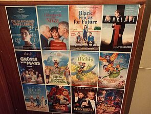 Filmplakate werben für einen Kinobesuch.