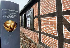 Vor dem Eingang weist eine Tafel auf das Museum in Neubukow hin. 