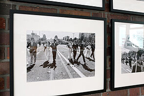 Hochzeitspaare bei einer Parade. Ein Bild aus den 80er-Jahren.