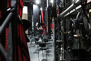 Ein Mann schleppt Stühle.