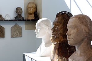 Drei Büsten. Zwei Frauen, ein Mann.