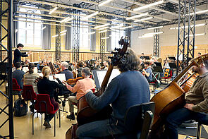 Viele Musiker sitzen zusammen und proben für den nächsten Auftritt.