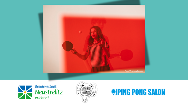 Aufnahme von einem Mädchen, das Tischtennis spielt.