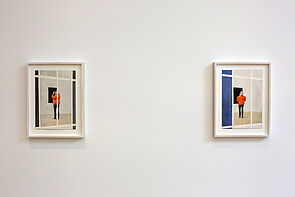 Zwei Bilder, ein Motiv: Ein Besucher betracht ein Gemälde.