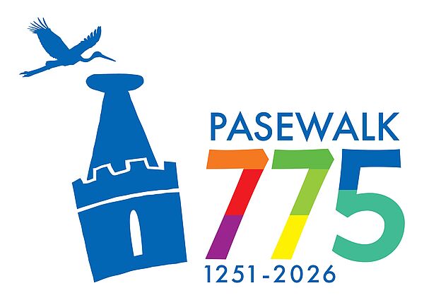 Eine Logo zeigt an: Pasewald wird 775 Jahre alt.