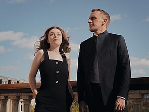 Eine junge Musikerin und ein junger Musiker im Porträt.