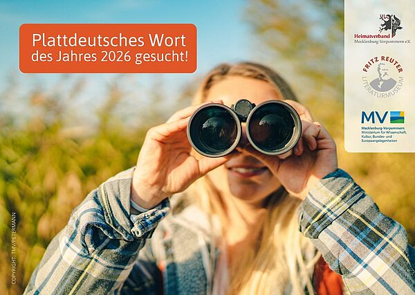 Eine Frau schaut durch ein Fernglas.